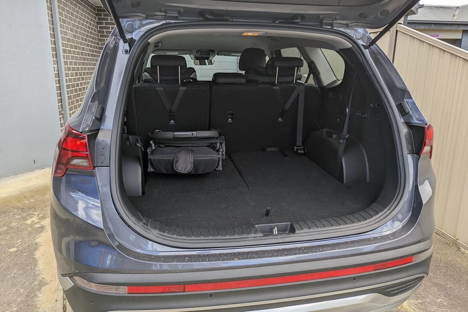 In the Santa Fe, you have to lift and slam the boot lid every time, which again, isn’t too much of a problem for me, but for my heavily pregnant partner, it can get a bit tricky to juggle everything needed to open/close the rear hatch. (image: Tung Nguyen)
