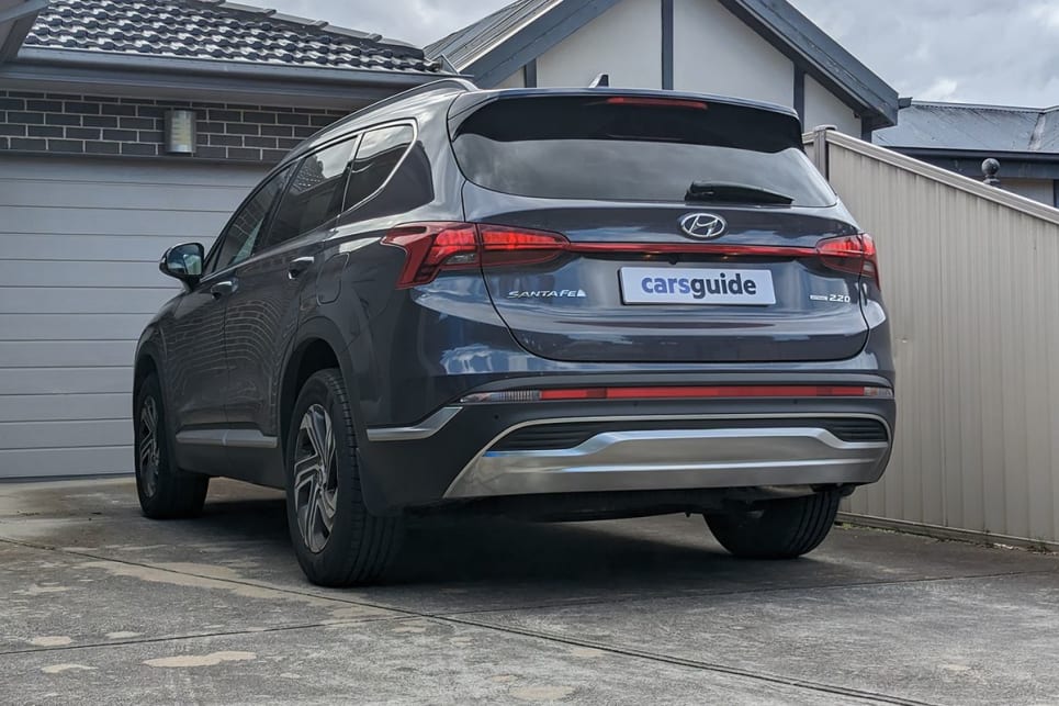 Although some families might need a larger SUV like the Santa Fe, after one month with the Active’s shorter equipment list, I am starting to miss some modern conveniences offered by a similarly-priced, but higher-spec, mid-size SUV model. (image: Tung Nguyen)