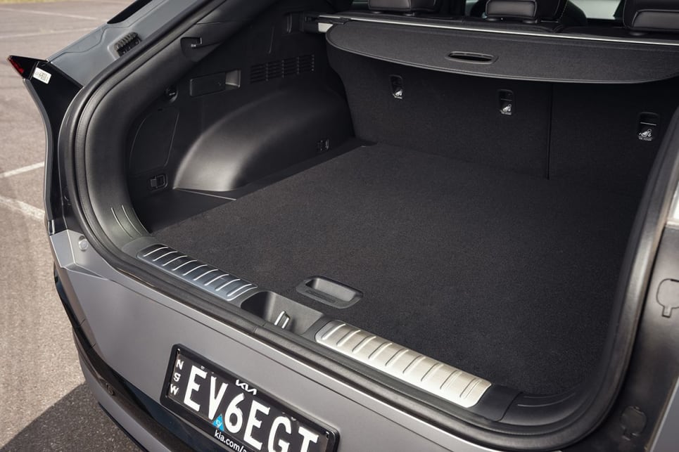 In the boot there is a luggage net and retractable cargo cover.