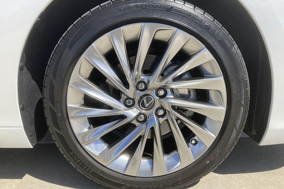 The 300h SL wears 18-inch alloy wheels. (Image: Byron Mathioudakis)
