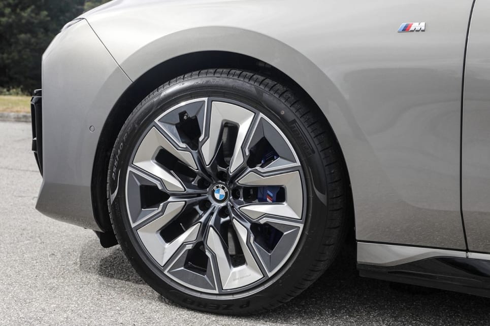 The i7 wears 21-inch alloy wheels. (i7 xDrive60 variant pictured)