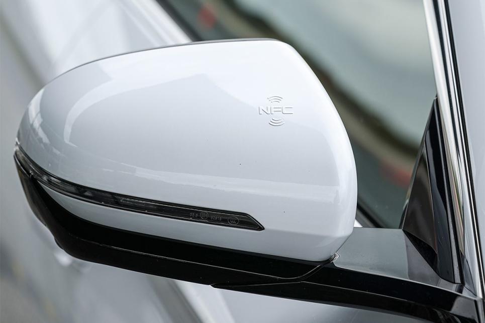 Heated/folding exterior mirrors pictured.