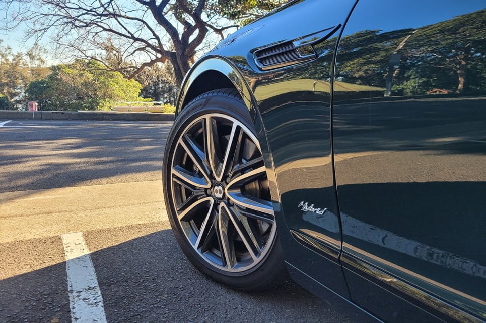 The optional 'Mulliner Driving Specification' adds 22-inch 10-spoke alloy wheels. (Image: Stephen Ottley)
