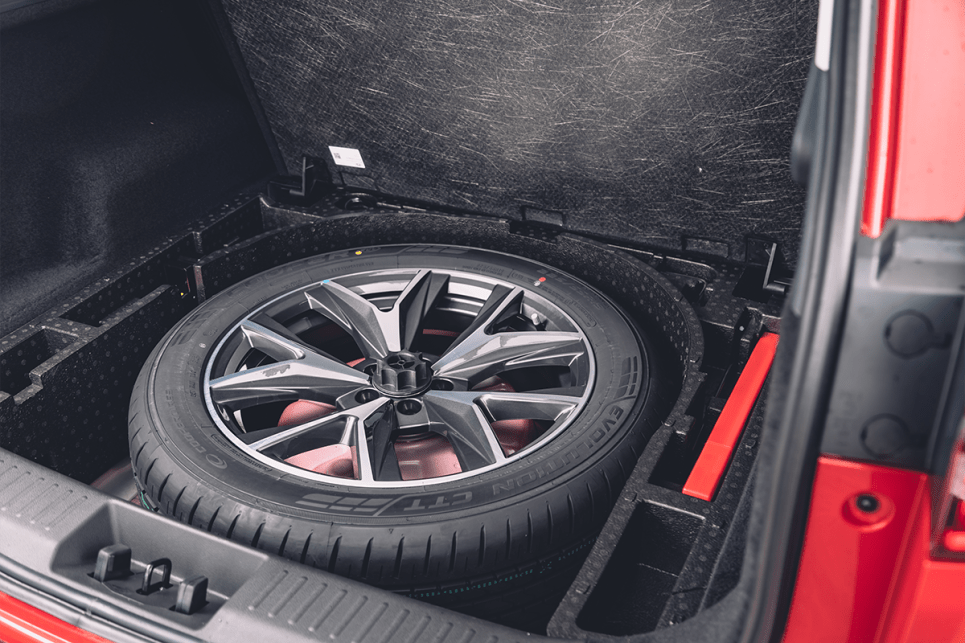 A full-size spare sits under the floor of the Tiggo 7 Pro.
