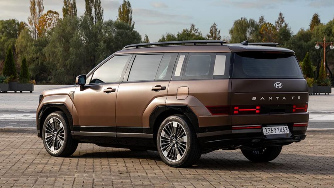 Hyundai doesn’t want the Toyota LandCruiser Prado to be the king when it comes to outdoorsy large SUVs anymore.