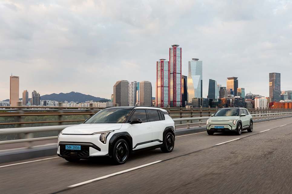 2025 Kia EV3 GT-line and base model