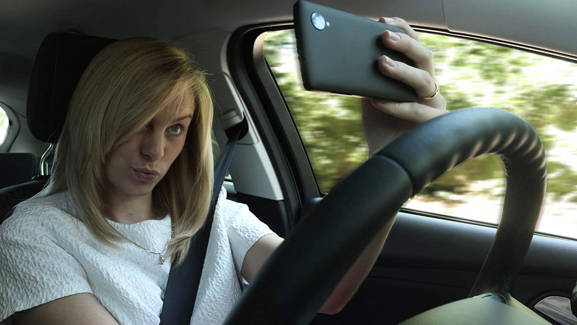 One in three young drivers admit to taking a &quot;selfie&quot; - Car News