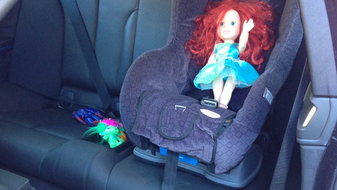 Baby seat in sales 3 door car