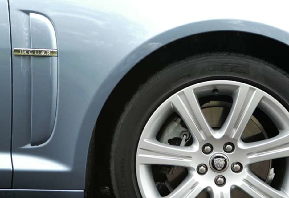 Jaguar XF Diesel - wheel panel