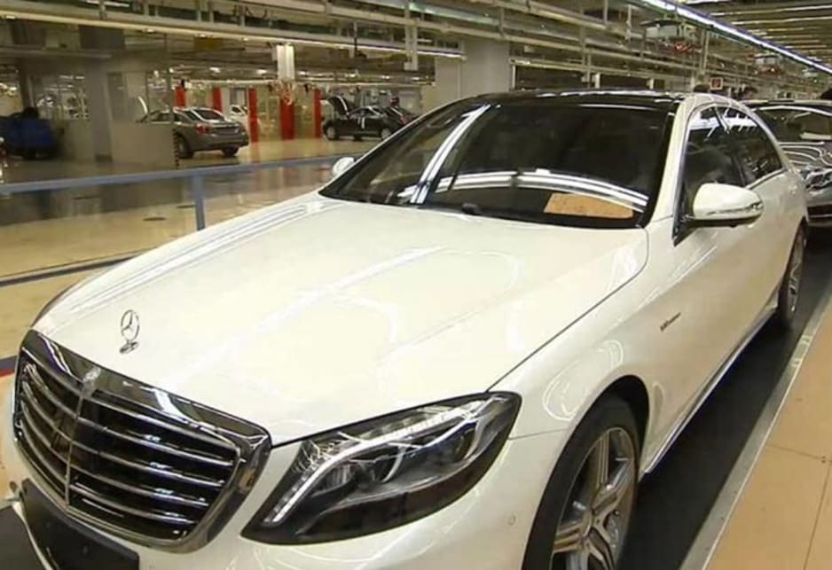 The latest S63 AMG model is yet to be revealed, officially, though clearly the cars are already in production. This video shows the S63 AMG with its front fully revealed. We know it is the S63 AMG by its enlarged air intakes in the front bar, AMG-spec wheels and “S63” badge on the trunk lid.