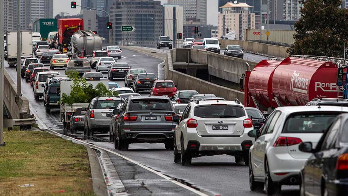 Cars melbourne. Машины в Мельбурне. Дорога из Лондона в Мельбурн. Congestion charge. Мельбурн переезд.