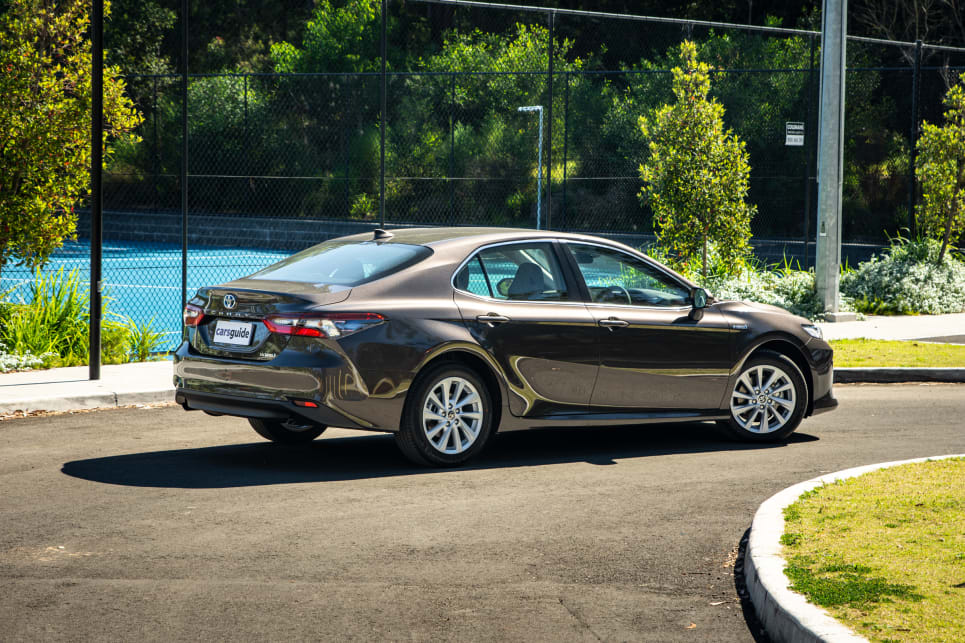 2021 toyota camry shop hybrid le review