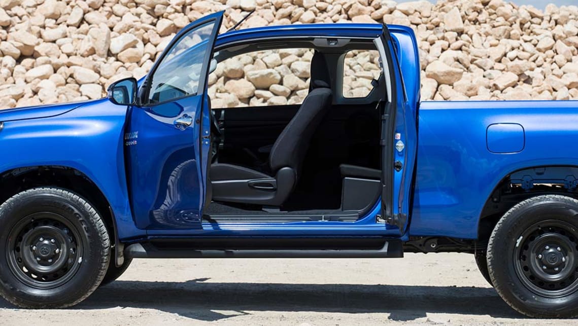 2015 Toyota HiLux SR extended-cab