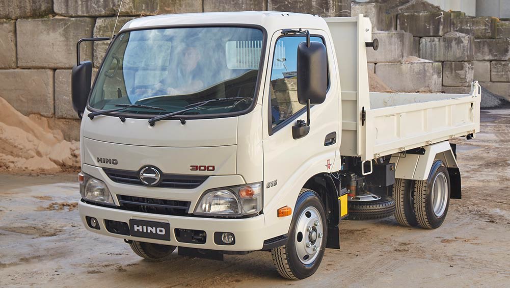 Hino 300 Series 616 IFS Tipper truck 2016 review | CarsGuide