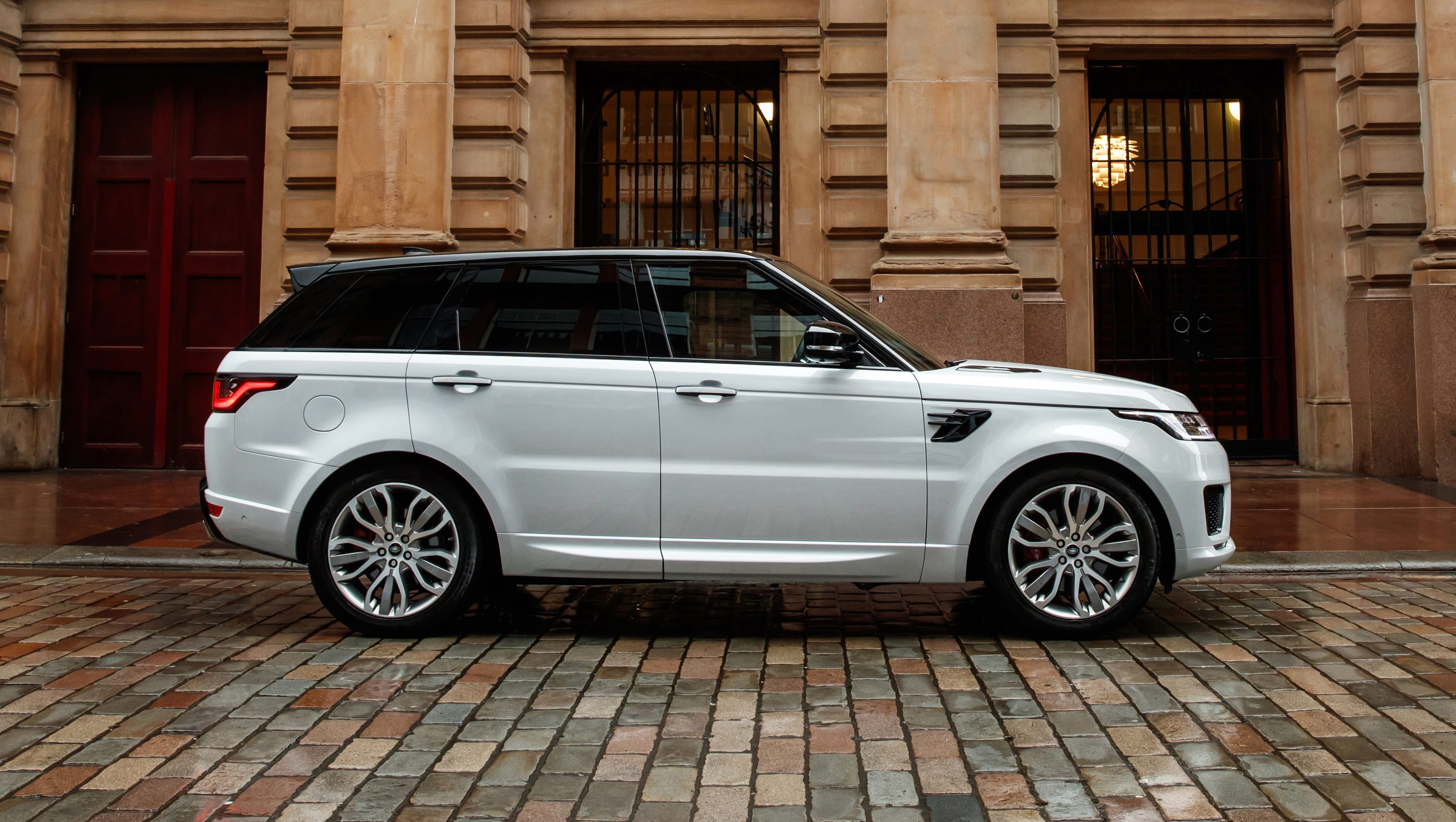 Range rover sport plug hot sale in hybrid 2021